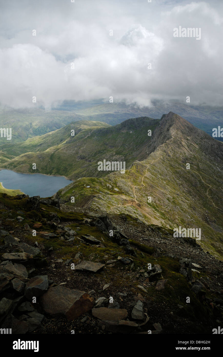 Vista da Snowdon di Y Lliwedd mountain 890m e Llyn Llydaw, Lago, Parco Nazionale di Snowdonia, Galles Cymru, Gran Bretagna, Regno Unito Foto Stock