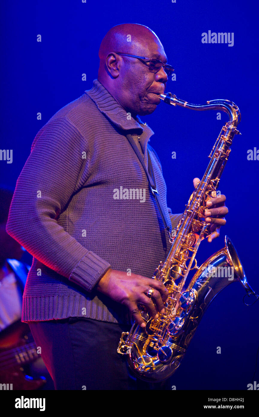 Manu Dibango Afrobeat jazz legenda sax suonando con la sua band a Hay Festival 2013 Hay on Wye Powys Wales UK Foto Stock