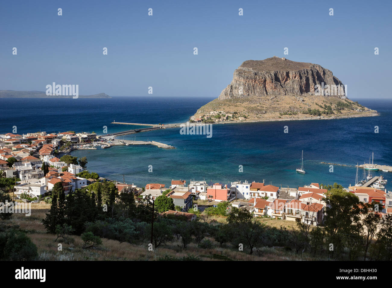 La vecchia roccia di Monemvasia e il villaggio e il porto di Yefira, Laconia, sud del Peloponneso, della Grecia. Foto Stock