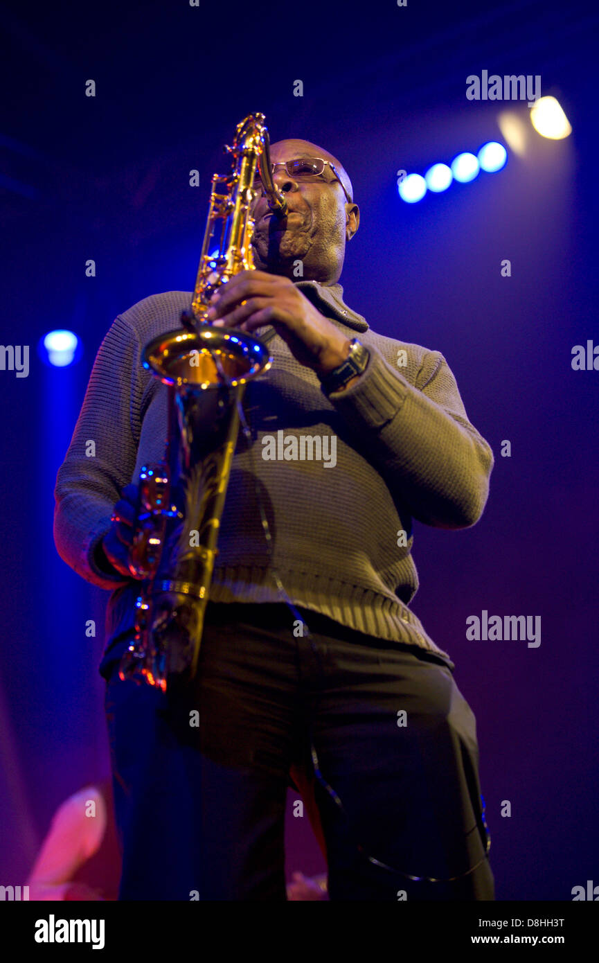 Manu Dibango Afrobeat jazz legenda sax suonando con la sua band a Hay Festival 2013 Hay on Wye Powys Wales UK Foto Stock