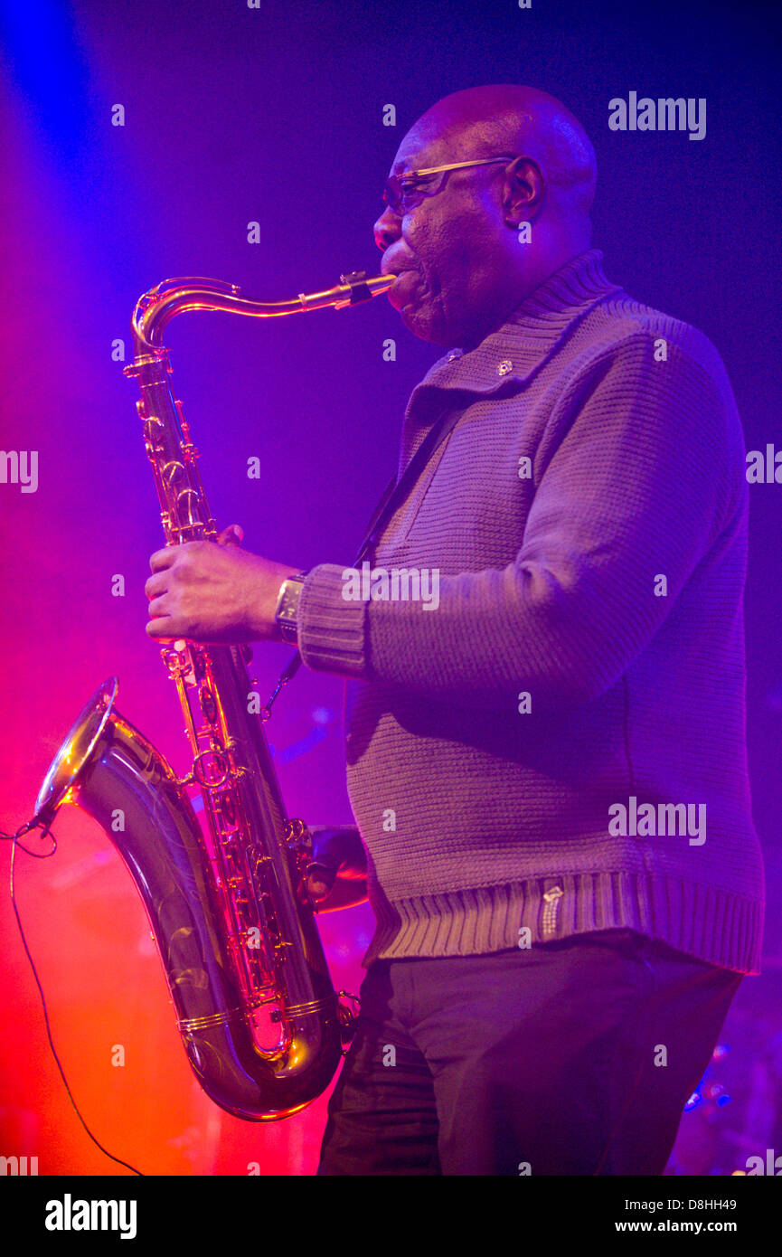 Manu Dibango Afrobeat jazz legenda sax suonando con la sua band a Hay Festival 2013 Hay on Wye Powys Wales UK Foto Stock