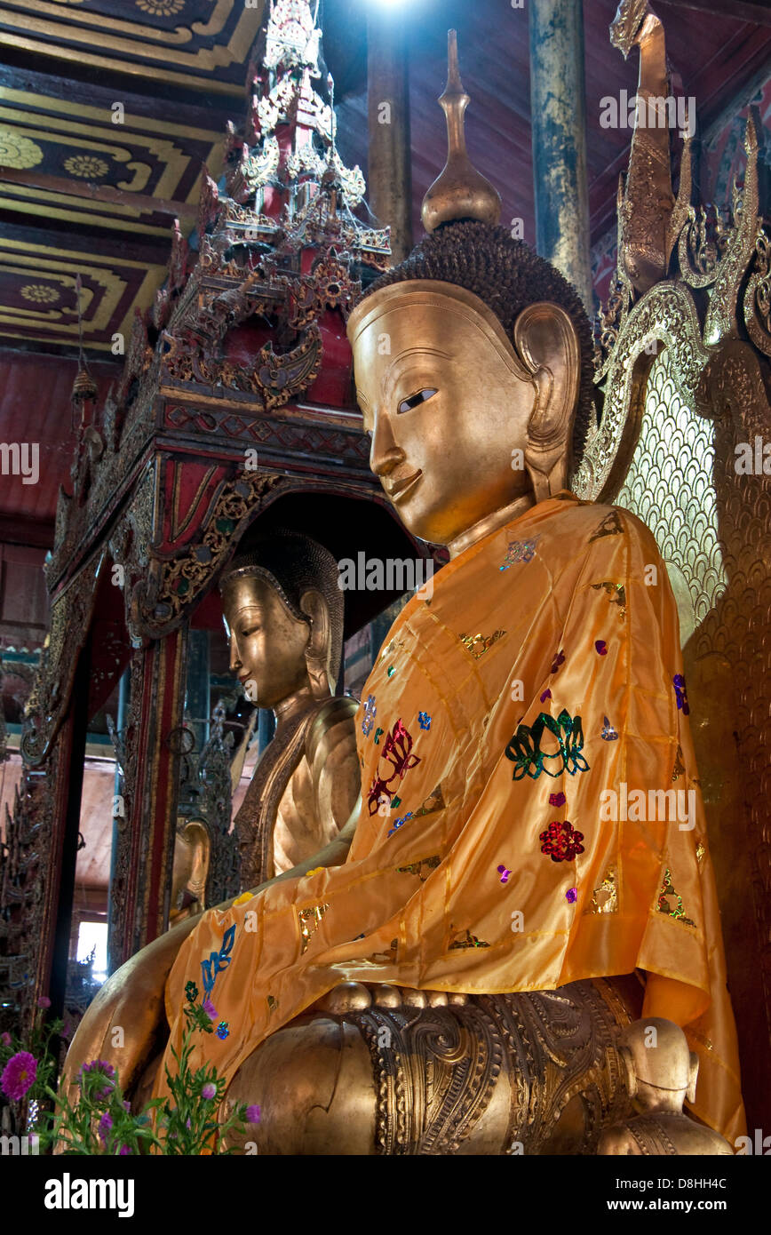 Statue di Buddha in Nga Phe Kyaung monastero sul Lago Inle nello Stato di Shan, Myanmar. Foto Stock
