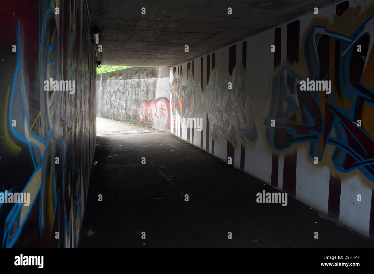 Tunnel del piede in una città con graffiti sulle pareti Foto Stock