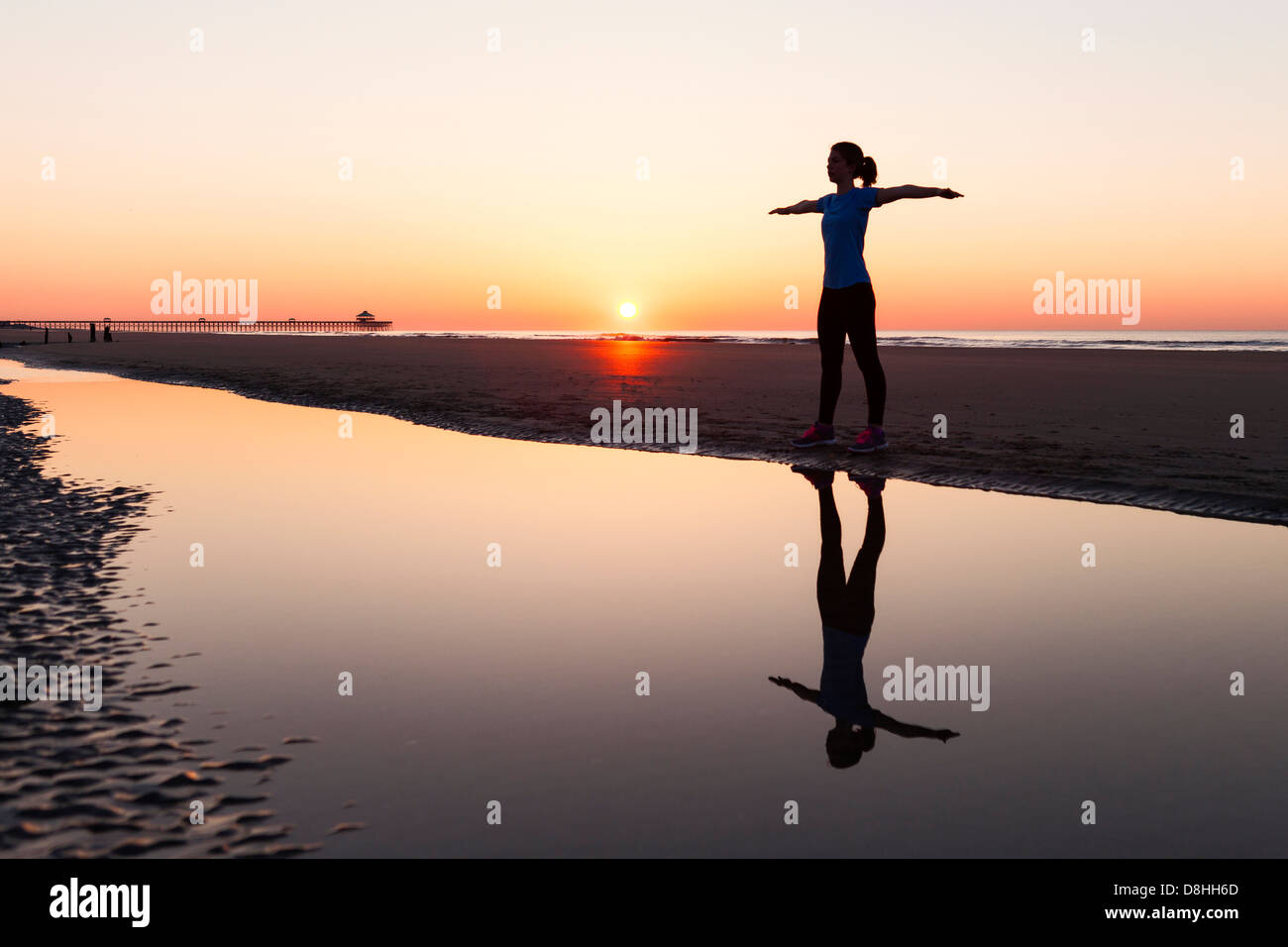 Atleta stretching vicino oceano Foto Stock