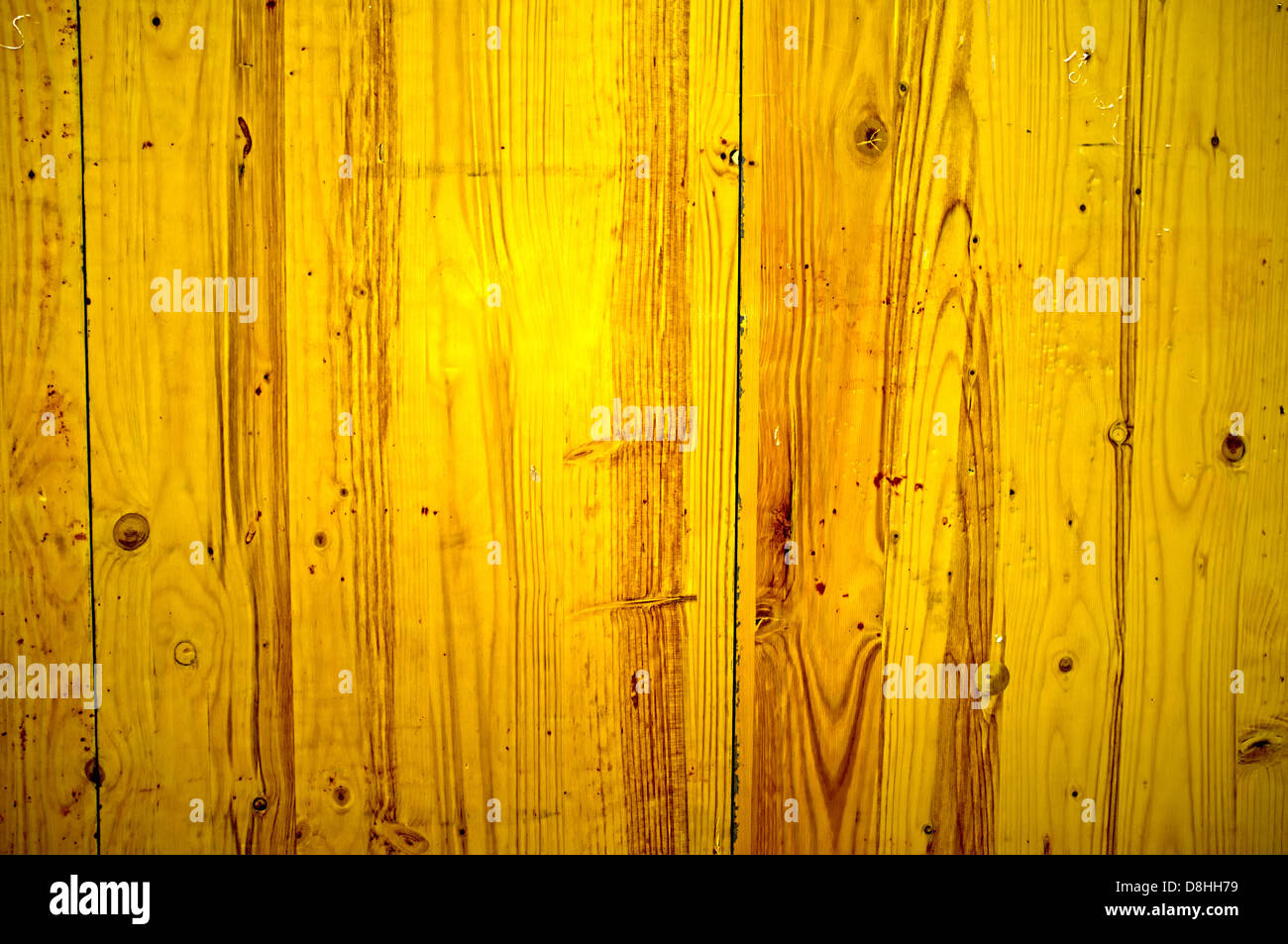 Dipinto di giallo con pannello di legno Foto Stock