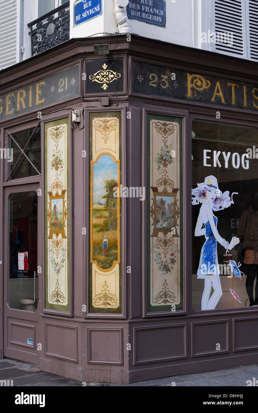 Parigi pasticceria nella zona LeMarais, Francia convertito al negozio di abbigliamento Foto Stock