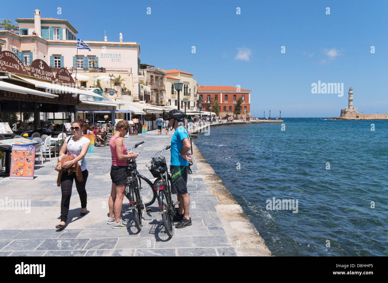Accoppiare i ciclisti sulla banchina al porto vecchio di Chania, Creta Foto Stock