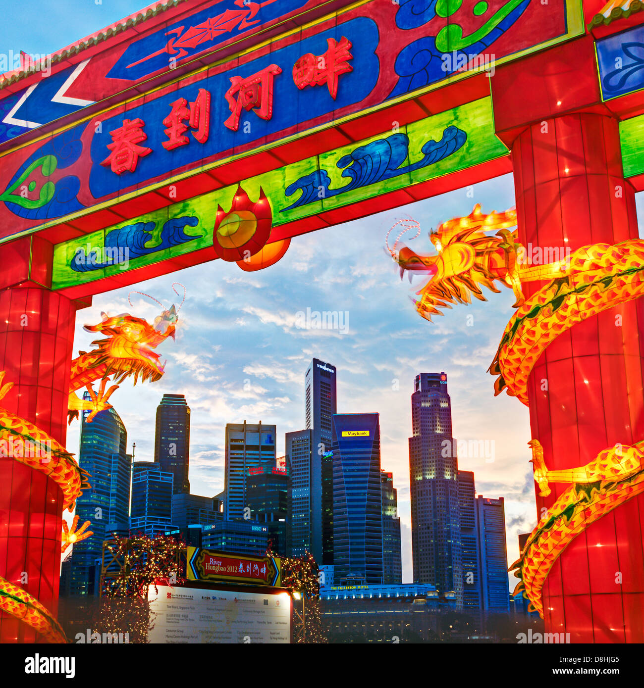 Città Skyline finanziario, Fiume Hongbao decorazioni per il Capodanno cinese di Marina Bay, Singapore, Sud-est asiatico Foto Stock