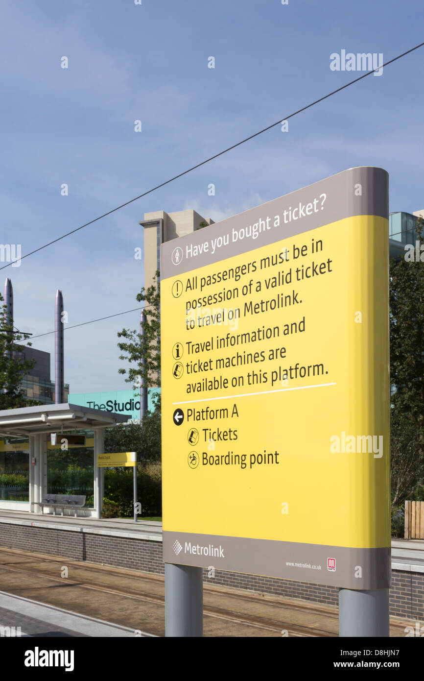 "Avete acquistato il biglietto?" segno di avvertimento a MediaCityUK la stazione dei tram Salford Quays sul Manchester Metrolink tram. Foto Stock