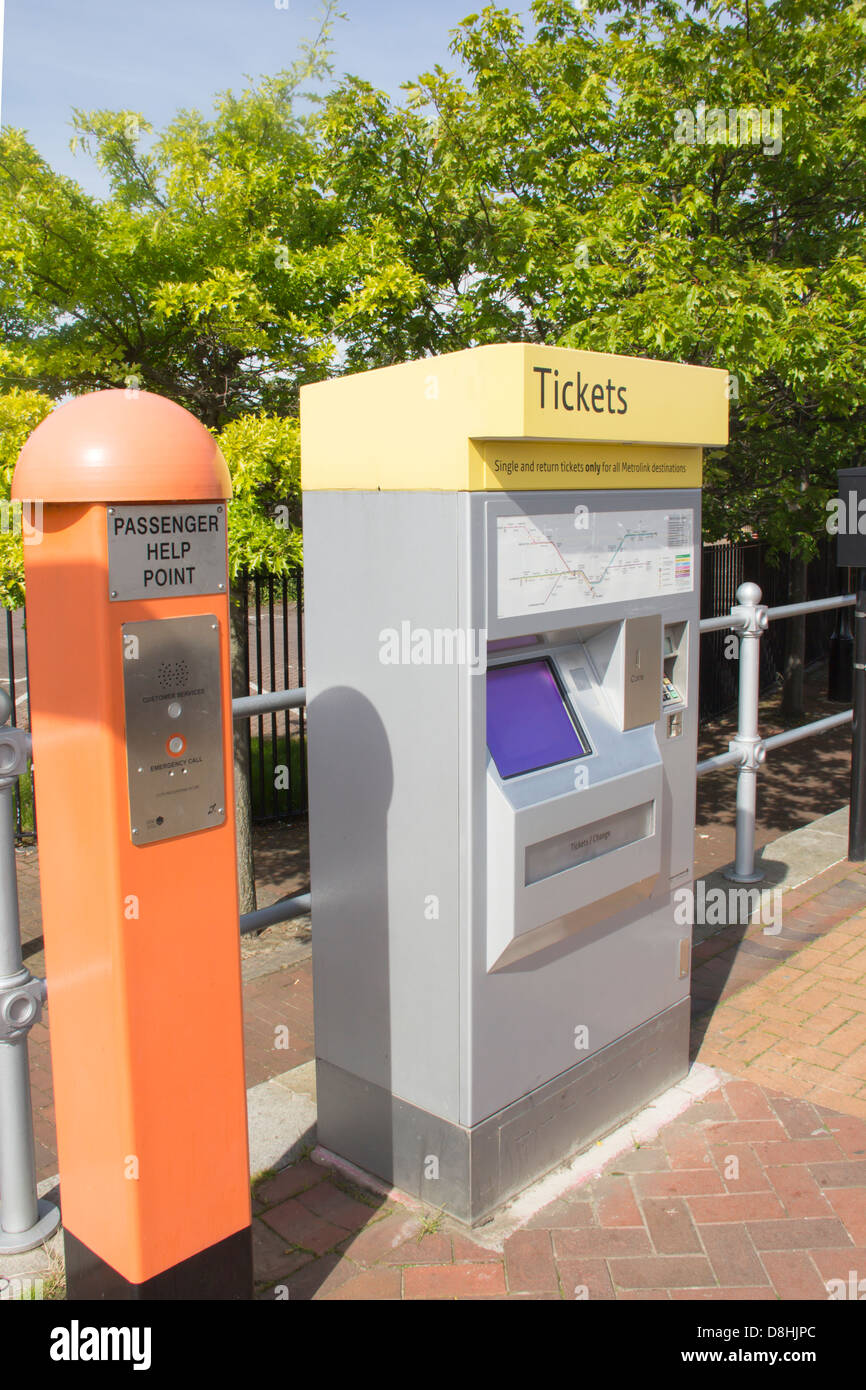 Metrolink ticket machine e il passeggero Help Point a Salford Quays tram Metrolink Station. Foto Stock