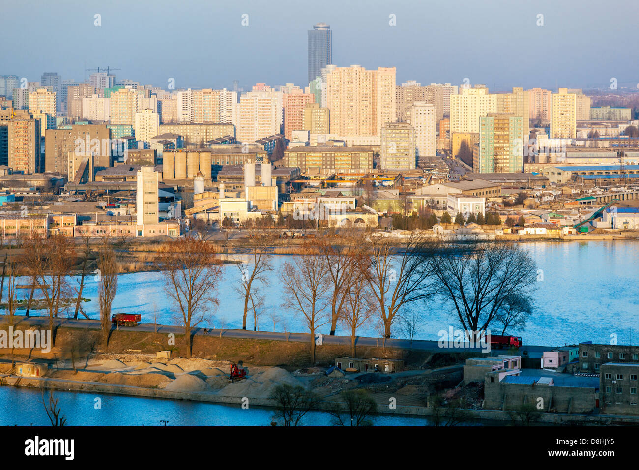 Popoli democratici la Repubblica di Corea (DPRK), Corea del Nord Pyongyang, vista in elevazione oltre lo skyline della città Foto Stock
