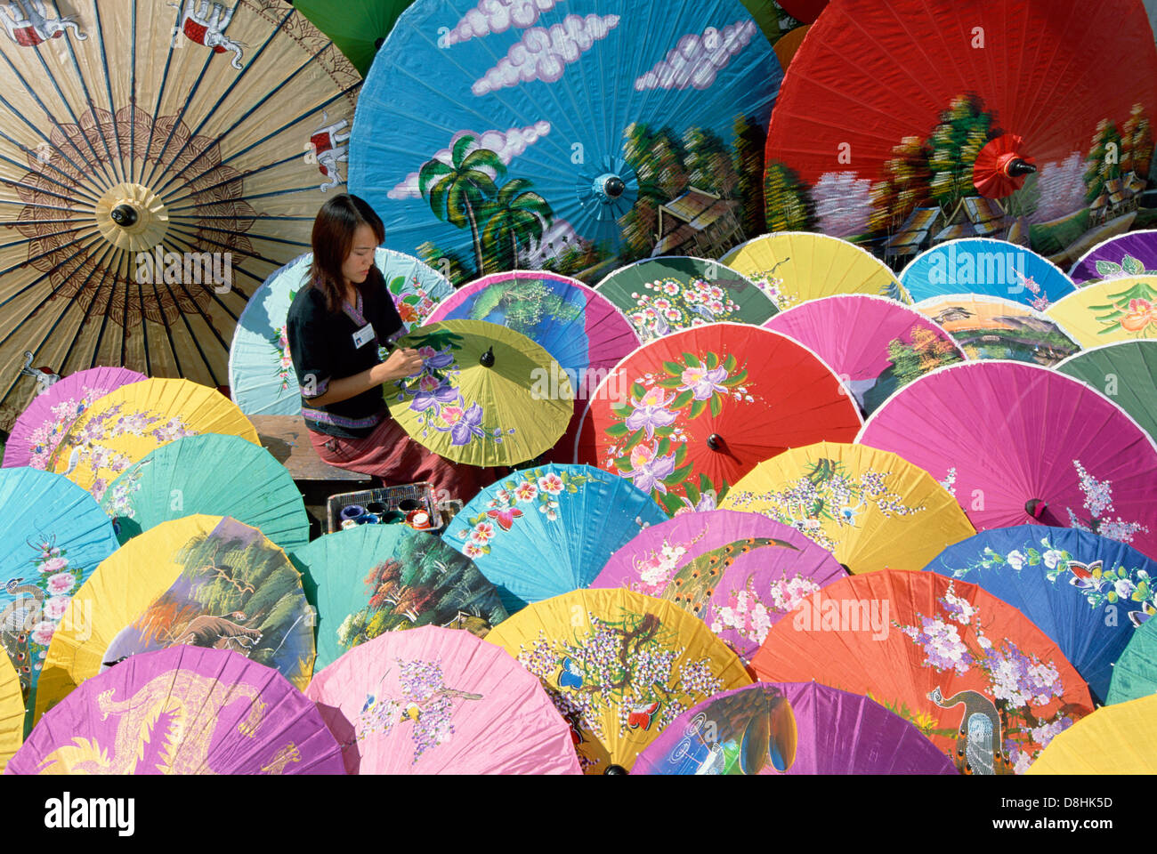 Pittura donna ombrelli, Bo Sang ombrello Village Chiang Mai, Thailandia del Nord Asia Foto Stock Pittura donna ombrelli, Bo Sang ombrello Village Chiang Mai, Thailandia del Nord Asia Foto Stock