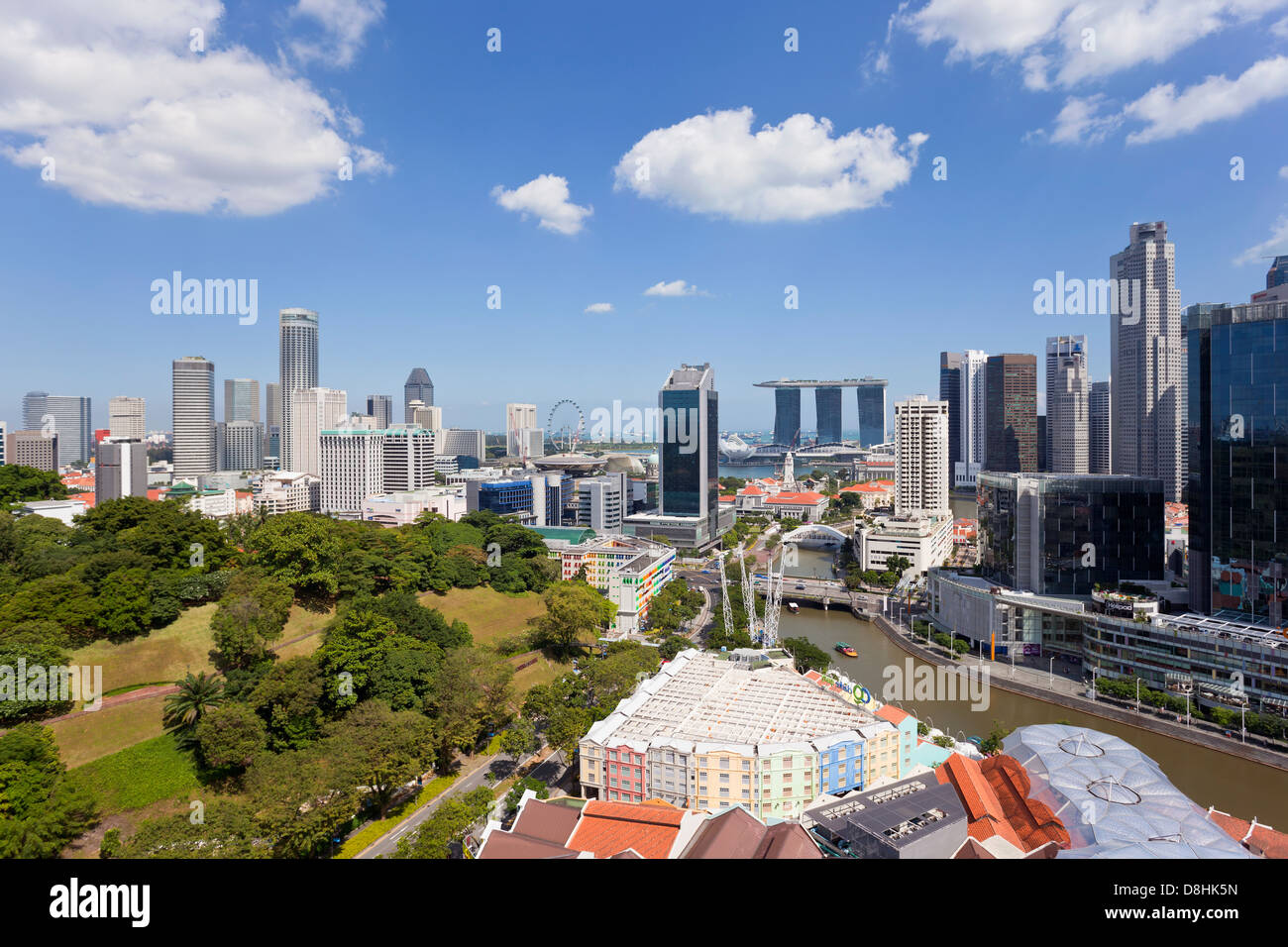 Il Sud Est asiatico, Singapore, vista in elevazione sopra il quartiere degli intrattenimenti di Clarke Quay, il fiume Singapore e dello skyline della città Foto Stock