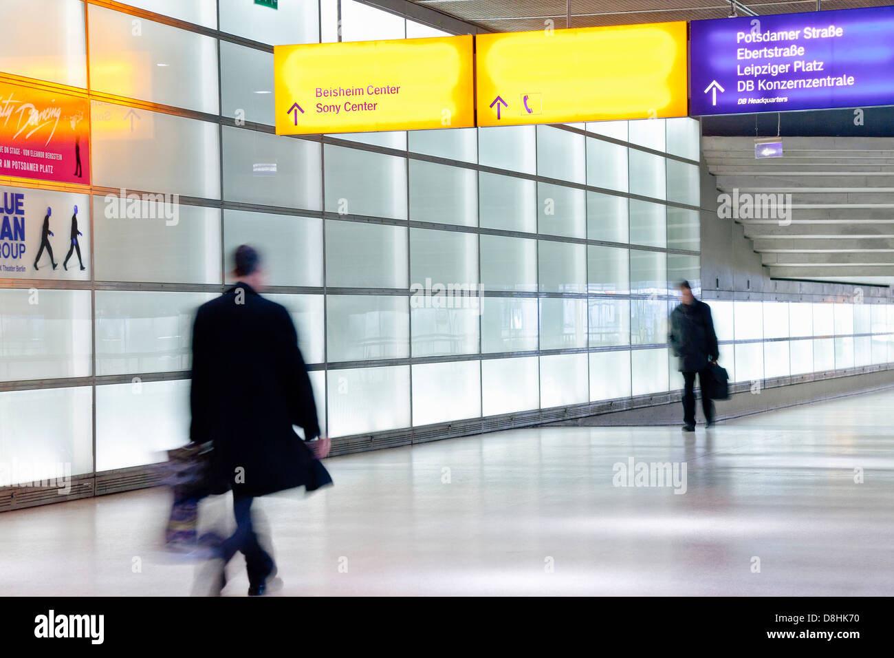 L'Europa, Germania, Berlino, stazione ferroviaria moderna passaggio - la gente camminare con motion blur Foto Stock