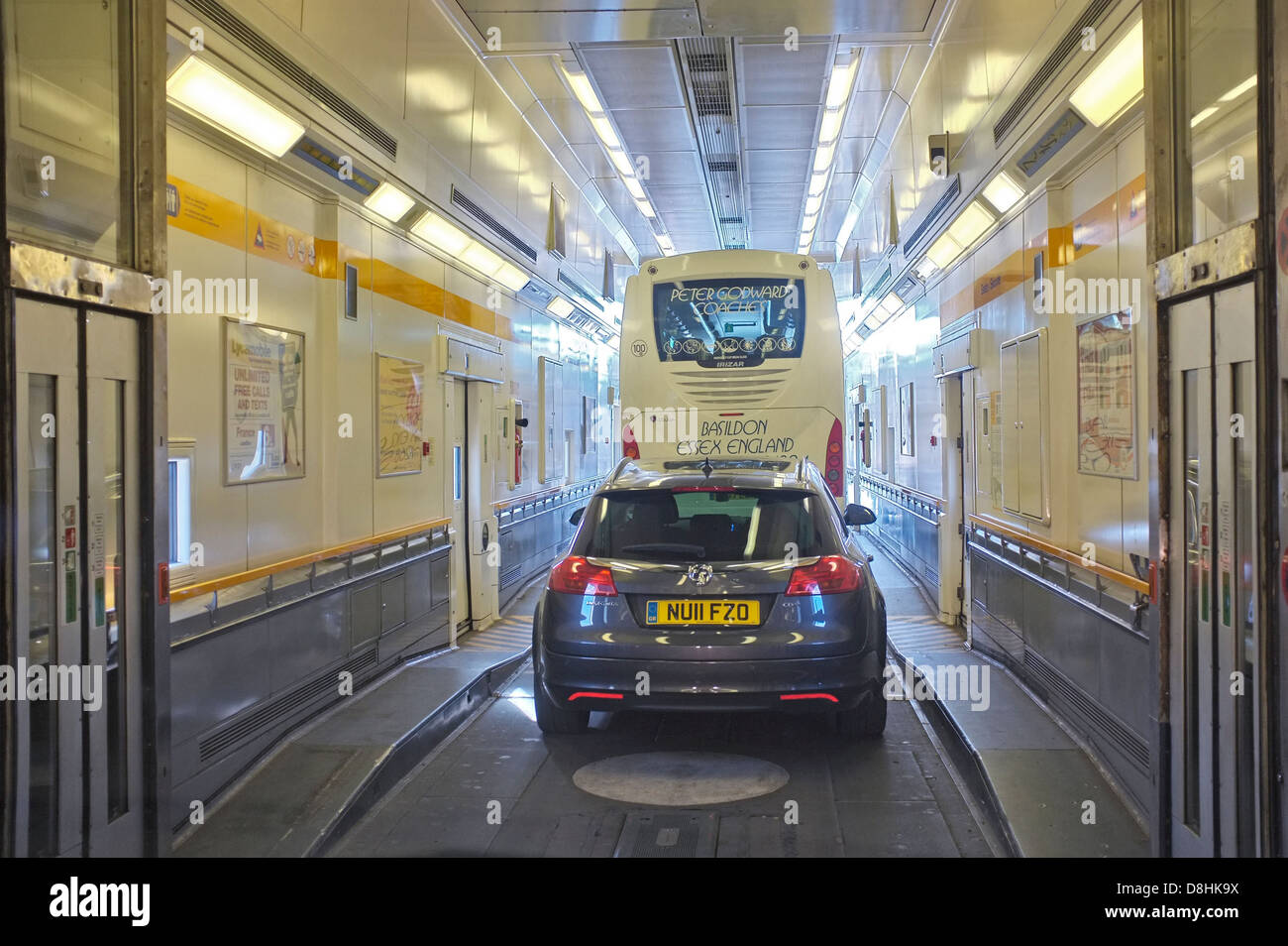 Auto e pullman all'interno del CHUNNEL, EUROTUNNEL, Folkestone , KENT Foto Stock
