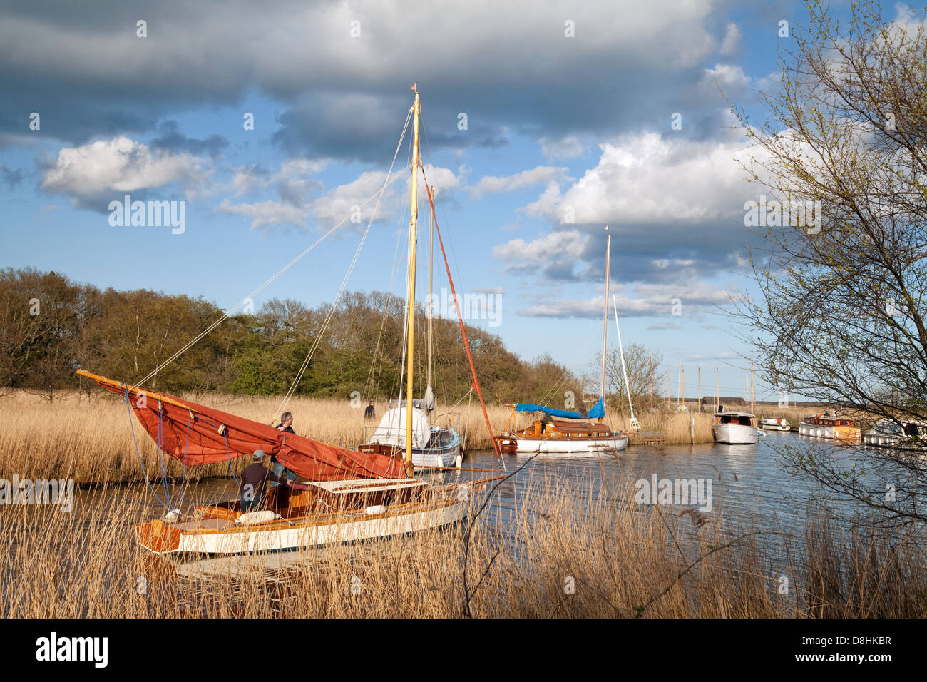 Norfolk Broads - barca a vela torna a posto barca in serata, Horsey semplice, Norfolk Broads REGNO UNITO Foto Stock