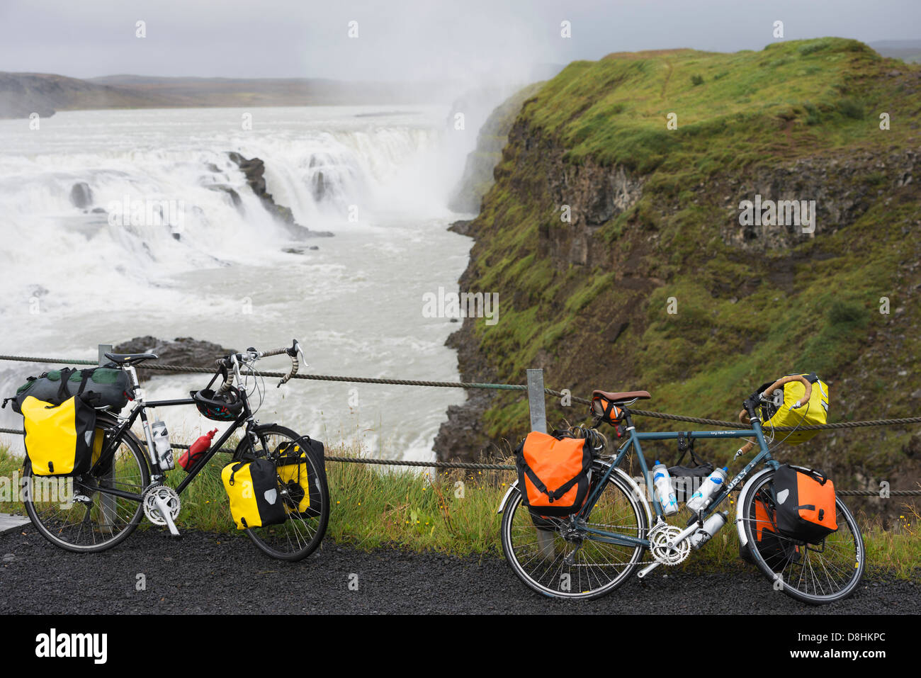 L'Islanda, Gullfoss cascata sul fiume Hvita, biciclette da passeggio Foto Stock