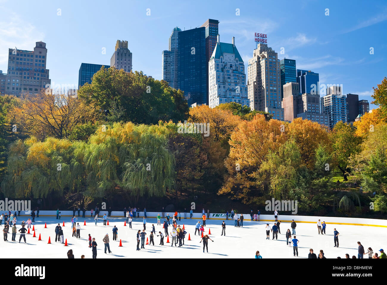 Stati Uniti d'America, New York City, Manhattan, Central Park, Wollman pista di pattinaggio su ghiaccio e il Central Park South Foto Stock