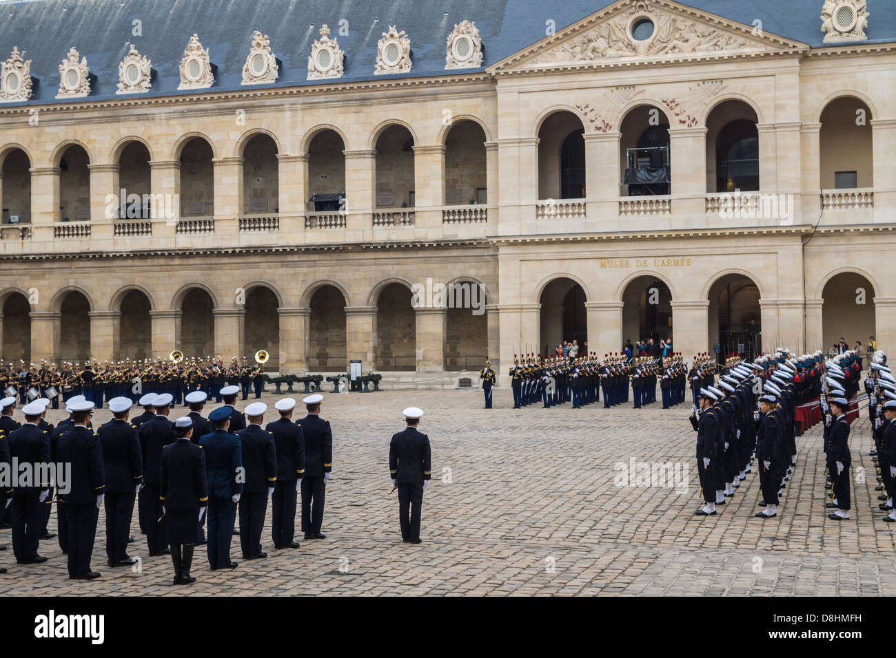 Les Invalides, Parigi, Francia. Soldati e marinai eseguire esercitazioni militari nel corso di una cerimonia ufficiale Foto Stock