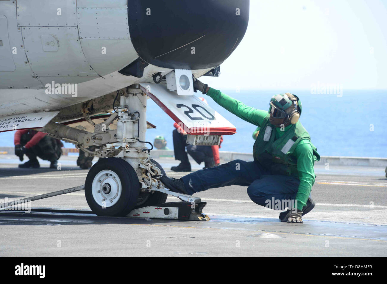 Un marinaio carichi di un aeromobile di una catapulta. Foto Stock