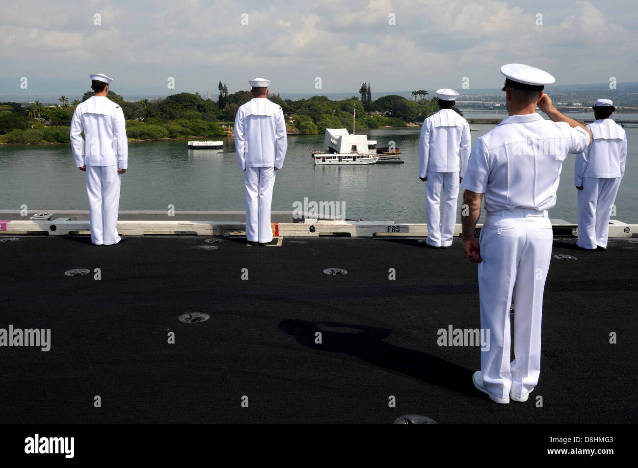I marinai onore la USS Arizona Memorial. Foto Stock