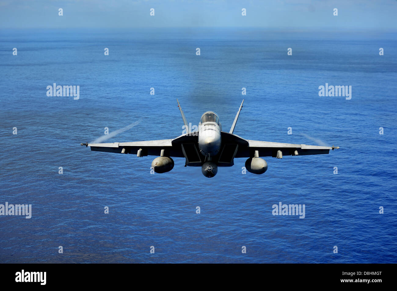 Un'F/A-18 Hornet dimostra la potenza dell'aria. Foto Stock