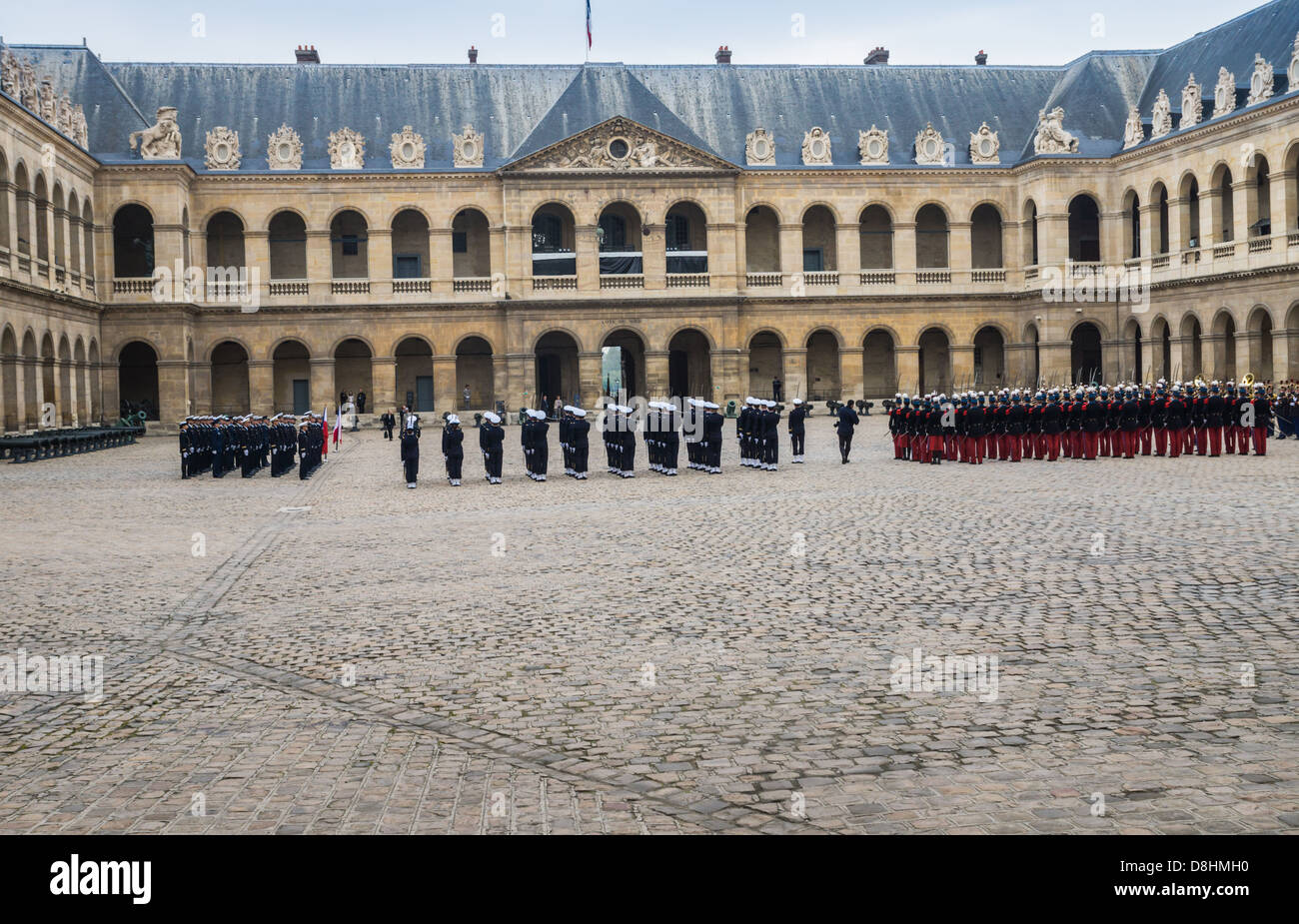 Les Invalides, Parigi, Francia. Soldati e marinai eseguire esercitazioni militari nel corso di una cerimonia ufficiale Foto Stock