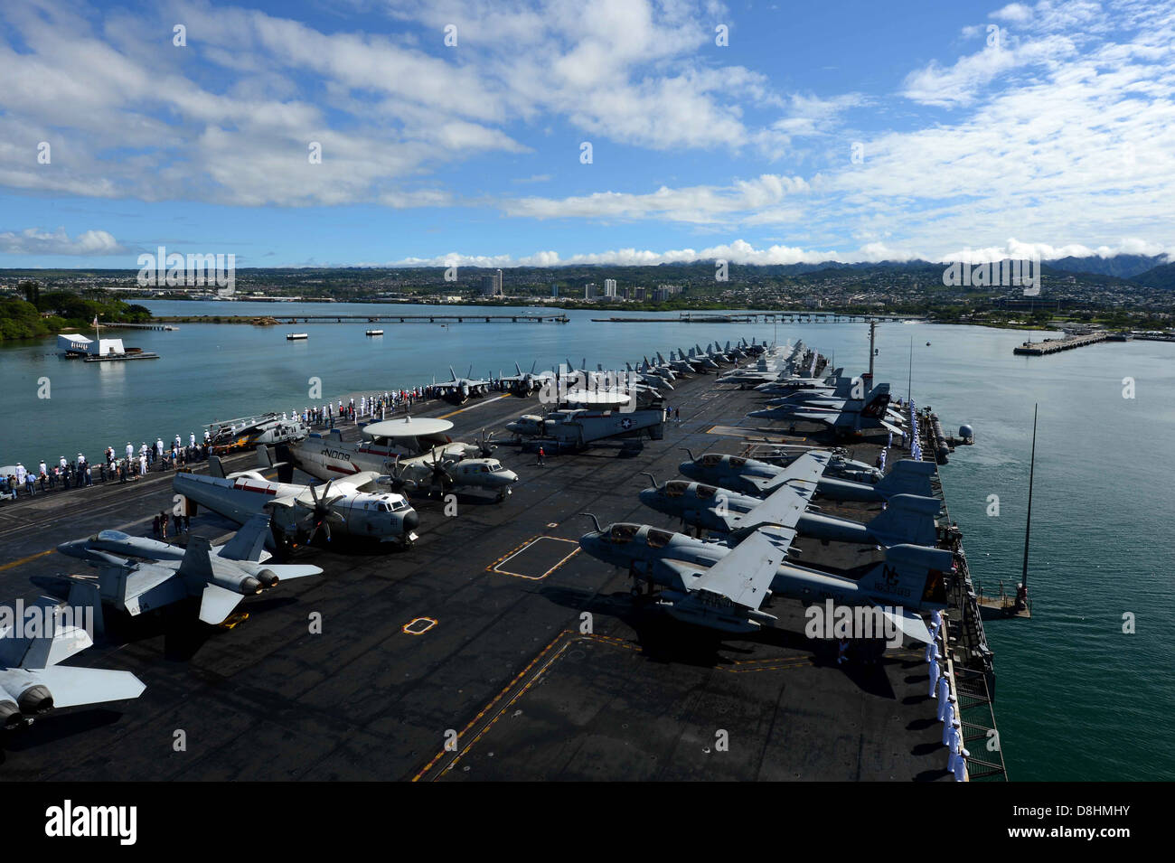 USS John C. Stennis diparte Pearl Harbor. Foto Stock