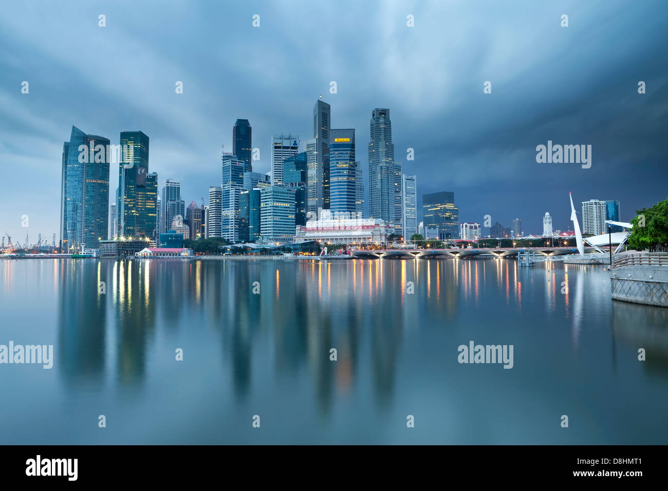 Asia, Singapore, Singapore Skyline e il quartiere finanziario sotto raccolta nubi Foto Stock