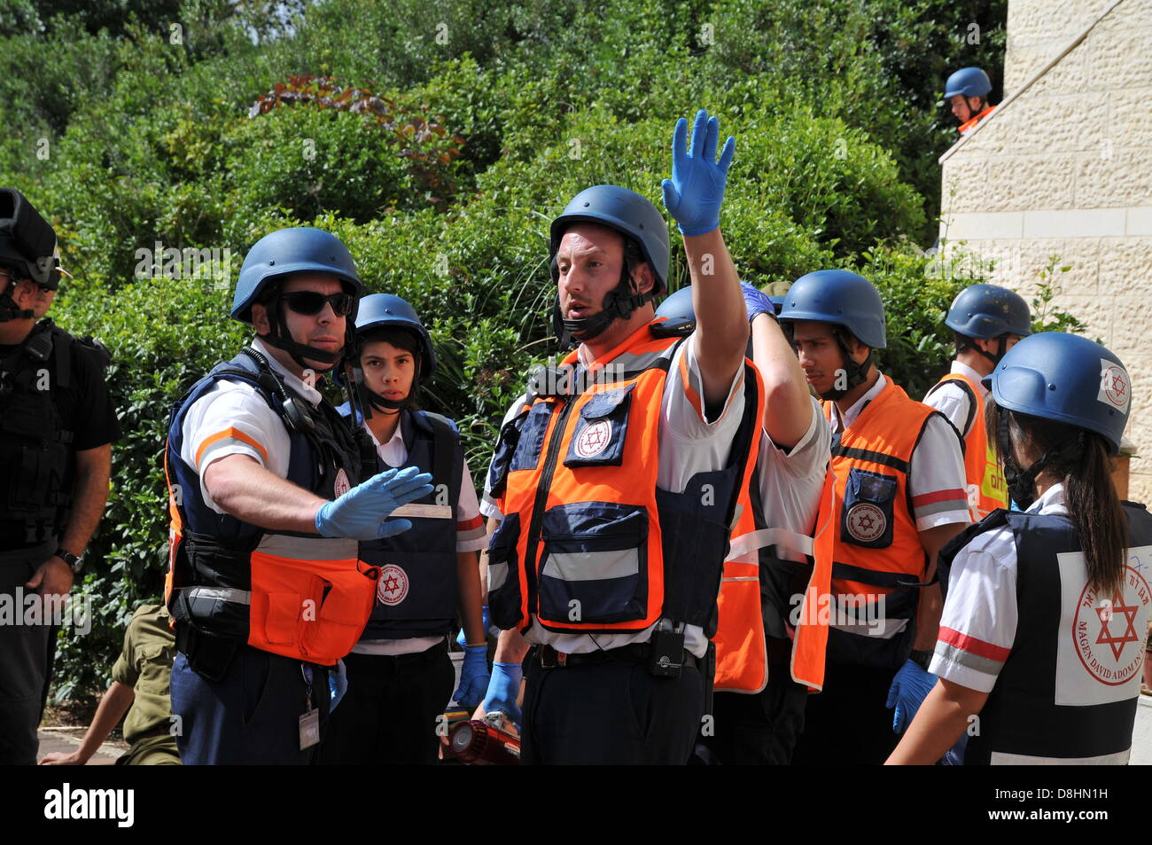 Haifa, Israele. Il 29 maggio 2013. Home israeliano comando anteriore sodiers, Vigili del Fuoco, Polizia uomo takeing parte in una difesa per praticare la simulazione di un attacco missilistico su Israele, durante una massiccia missile e attacco a razzo di simulazione. Israele ha lanciato la sua casa annuale anteriore e la difesa nazionale del trapano, preparando soldati e civili per possibili attacchi missilistici sul paese. Maggio 29, 2013 foto di Shay Prelievo/Alamy Live News Foto Stock