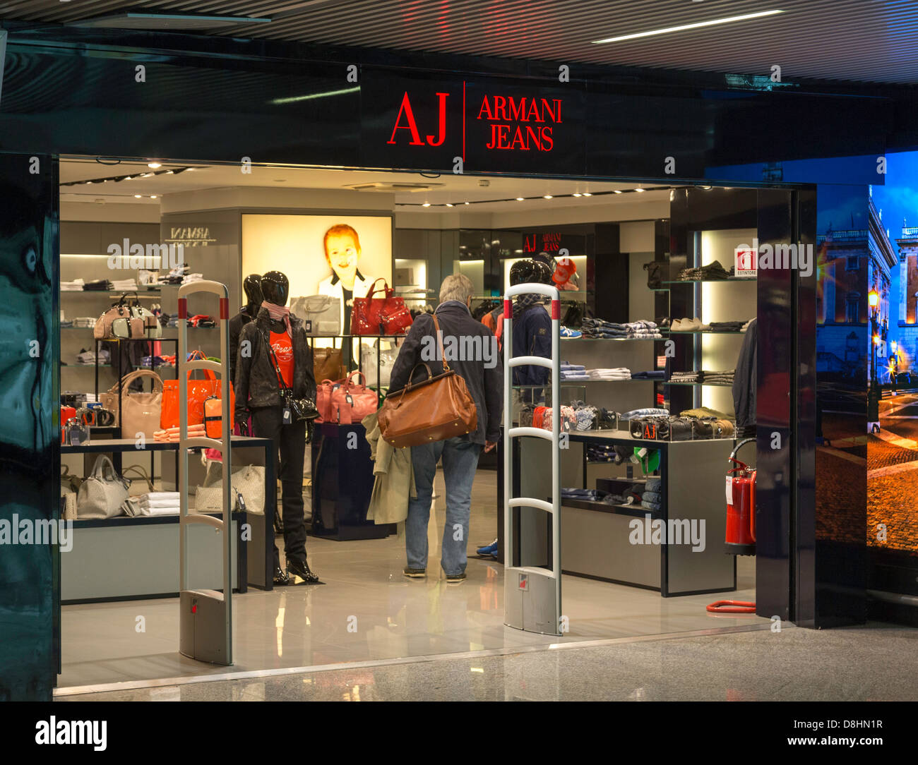 Armani Jeans shop, Aeroporto di Fiumicino, Roma, Italia Foto stock - Alamy