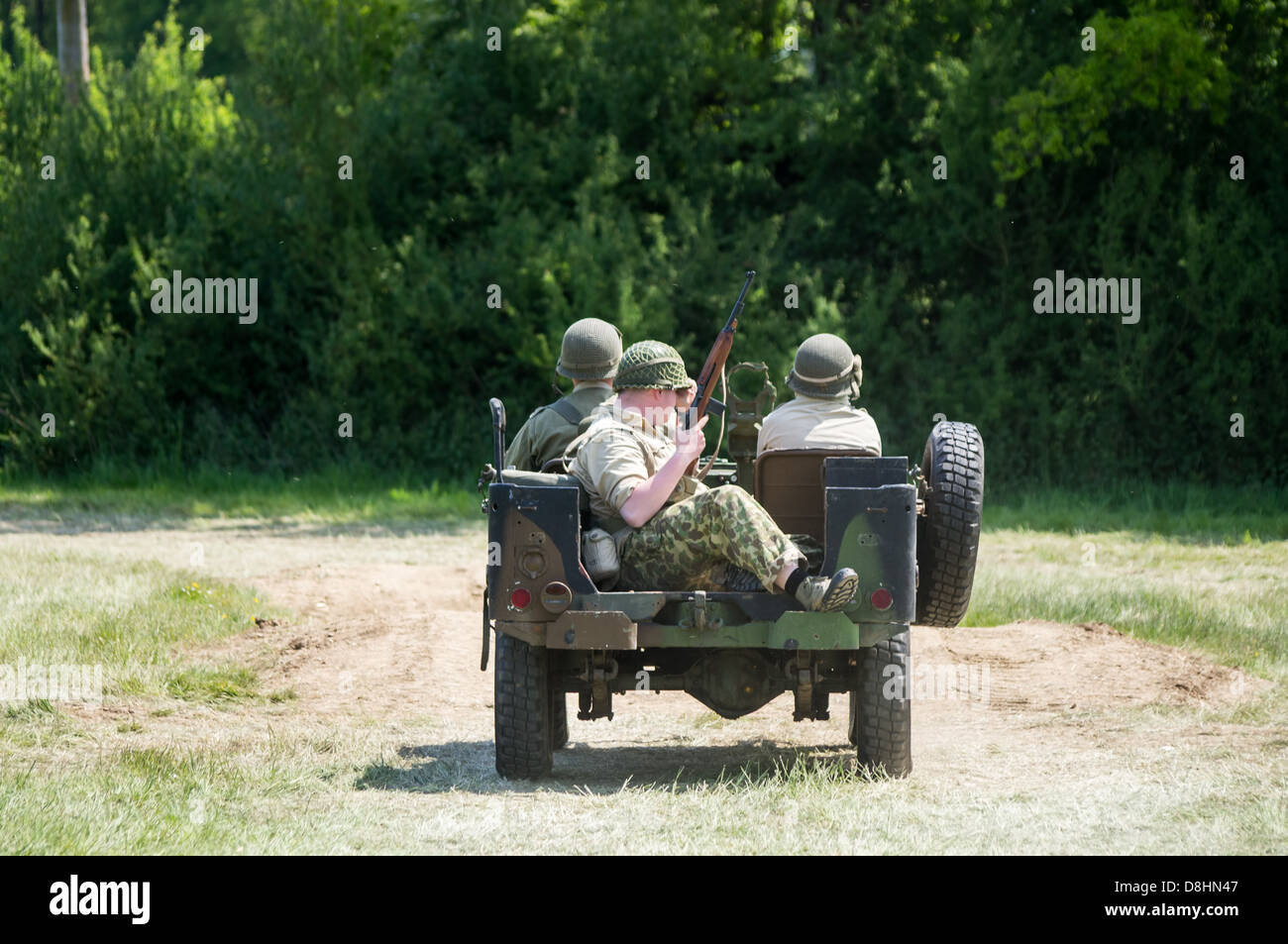 Seconda guerra mondiale 2 soldati americani sia allontanato dalla fotocamera del punto di vista. Overlord, D-Day rievocazione a Denmead, 2013. Foto Stock