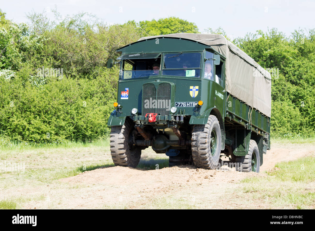 Un esercito britannico AEC Matador trattore d'artiglieria essendo pilotato intorno sul display a 2013, Denmead Overlord, D Day rievocazione. Foto Stock