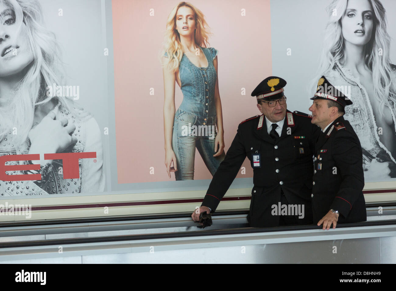 Abbigliamento femminile Annuncio di sesso maschile con equipaggio di aria, Aeroporto di Fiumicino, Roma, Italia Foto Stock