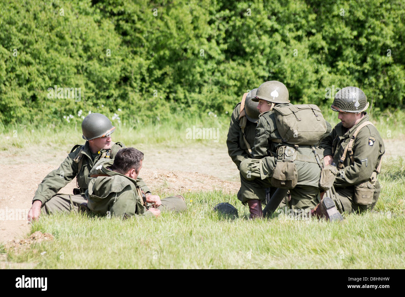 Overlord, D-Day rievocazione a Denmead 2013. Un gruppo di soldati americani seduti e parlare mentre vi rilassate. Foto Stock