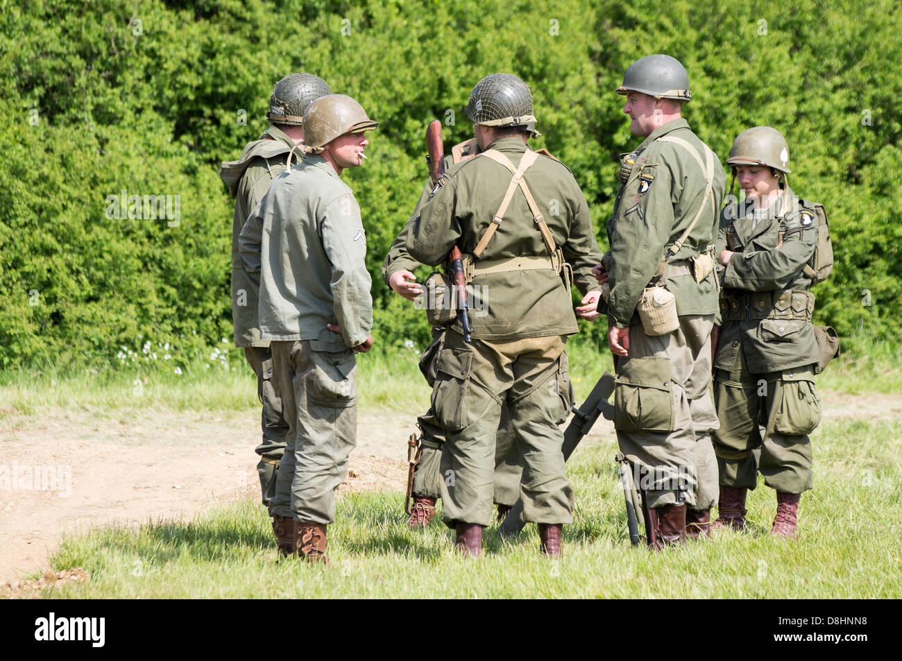 Overlord, D-Day rievocazione a Denmead 2013. Un gruppo di soldati americani in piedi e parlare mentre vi rilassate. Foto Stock