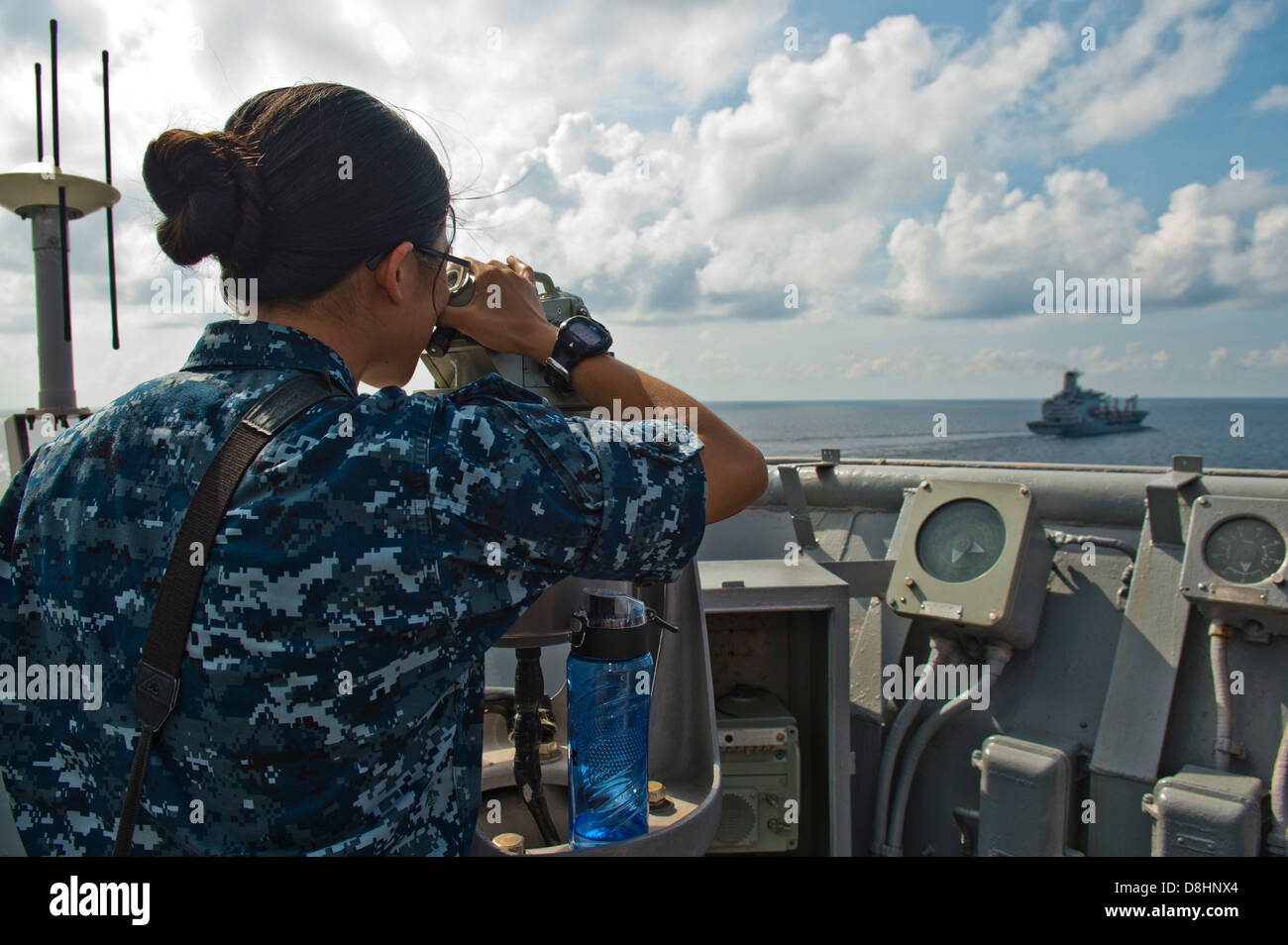 Sailor misura la distanza tra le navi in mare. Foto Stock