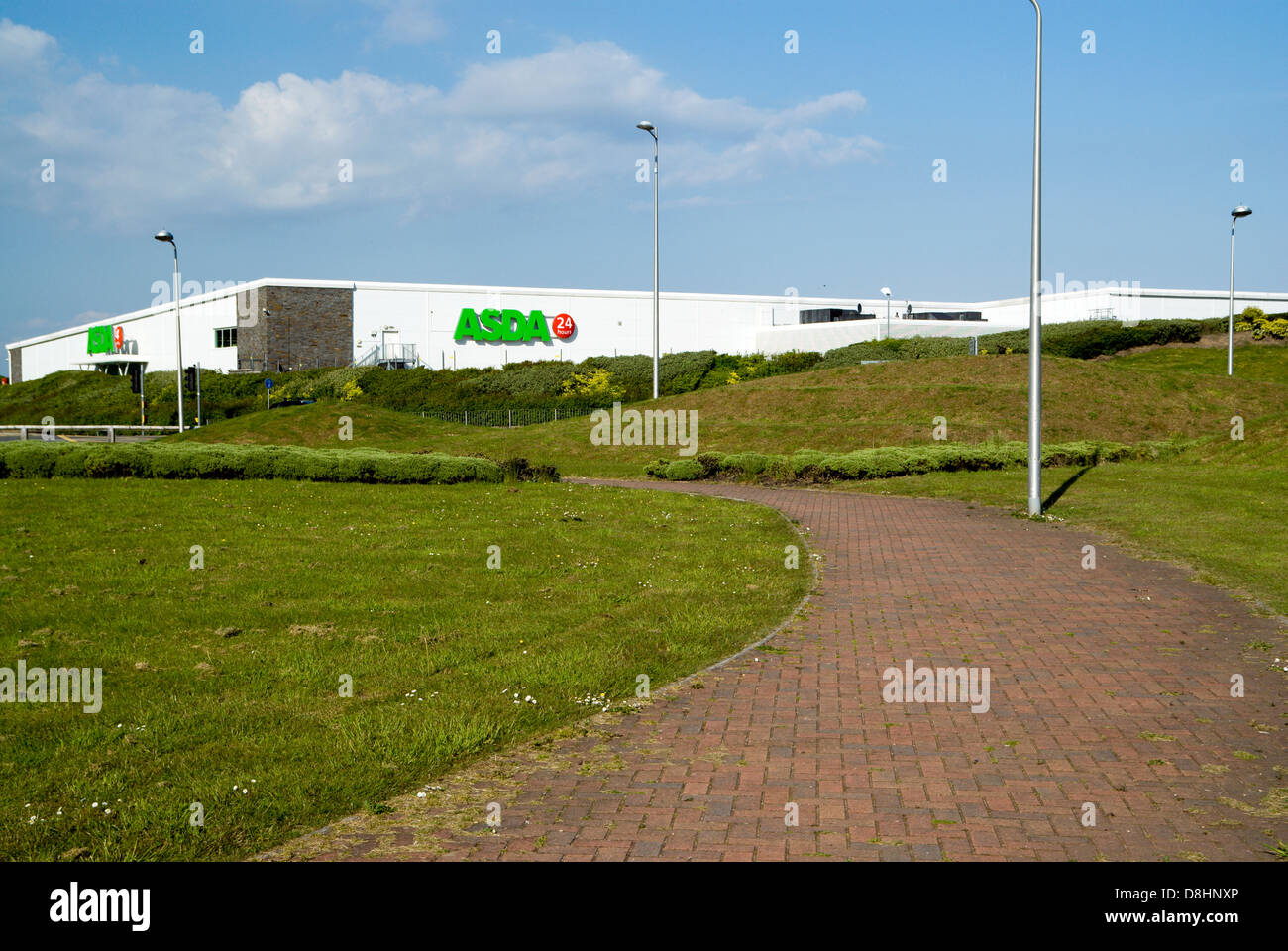 Footpath e negozio Asda, Leckwith Retail Park, Cardiff, Galles del Sud, Regno Unito. Foto Stock Footpath e negozio Asda, Leckwith Retail Park, Cardiff, Galles del Sud, Regno Unito. Foto Stock