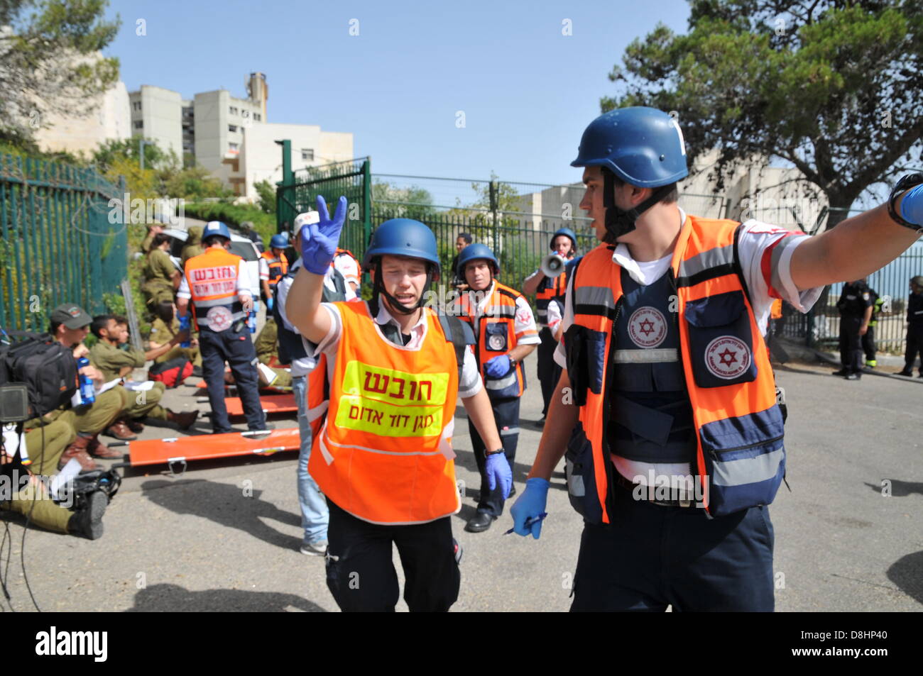 Haifa, Israele: israeliana Home comando anteriore sodiers, Vigili del Fuoco, Polizia uomo takeing parte in una difesa per praticare la simulazione di un attacco missilistico su Israele, durante una massiccia missile e attacco a razzo di simulazione. Israele ha lanciato la sua casa annuale anteriore e la difesa nazionale del trapano, preparando soldati e civili per possibili attacchi missilistici sul paese. Maggio 29, 2013 foto di Shay prelievo Foto Stock