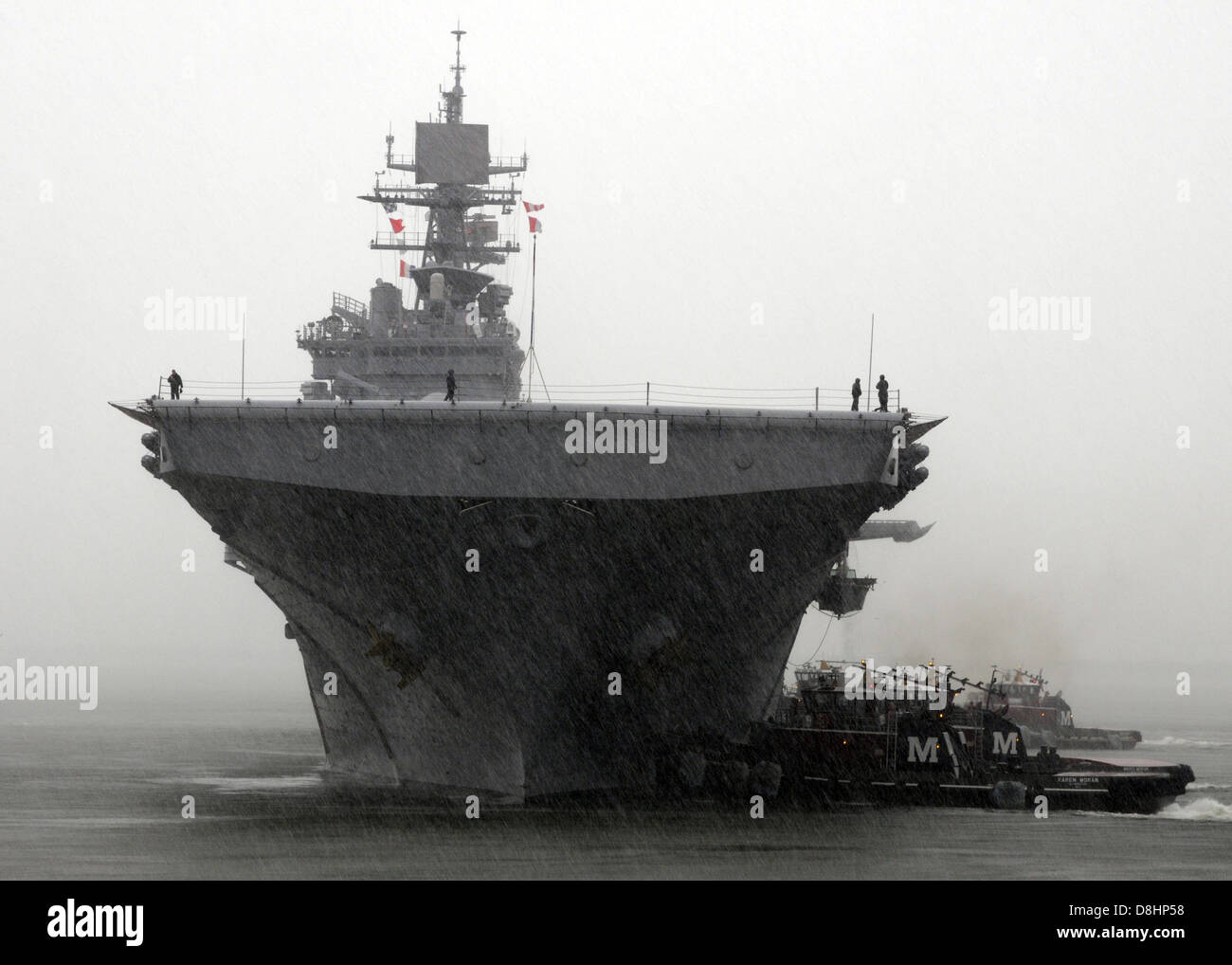 USS Bataan ritorna alla stazione navale di Norfolk. Foto Stock