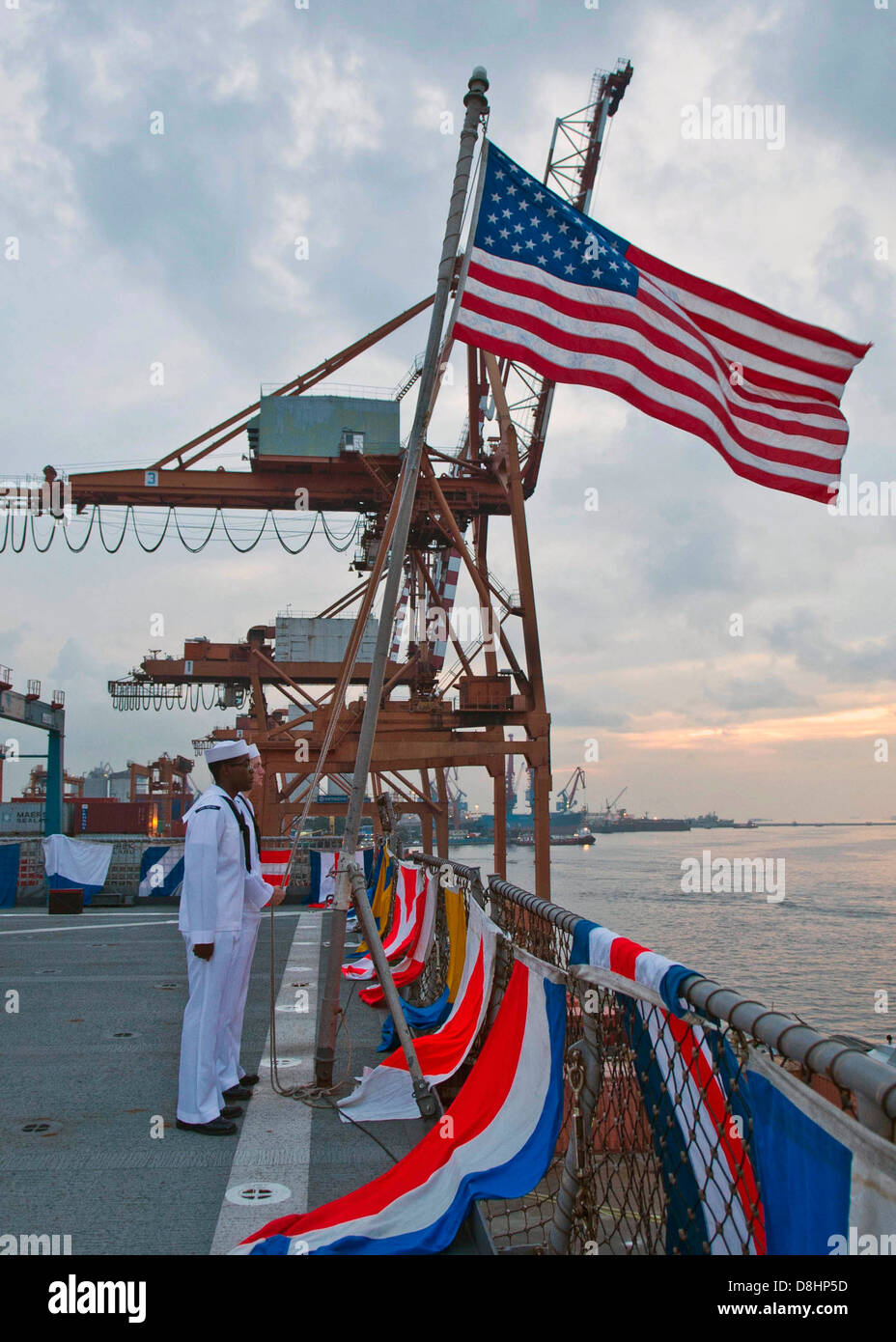 I marinai in stand by per colori a bordo della USS Tortuga. Foto Stock