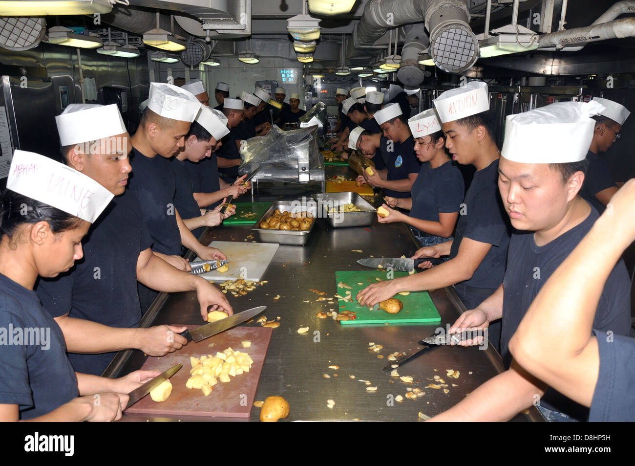I marinai preparare Asian-Pacific American Heritage mese pasto al mare. Foto Stock