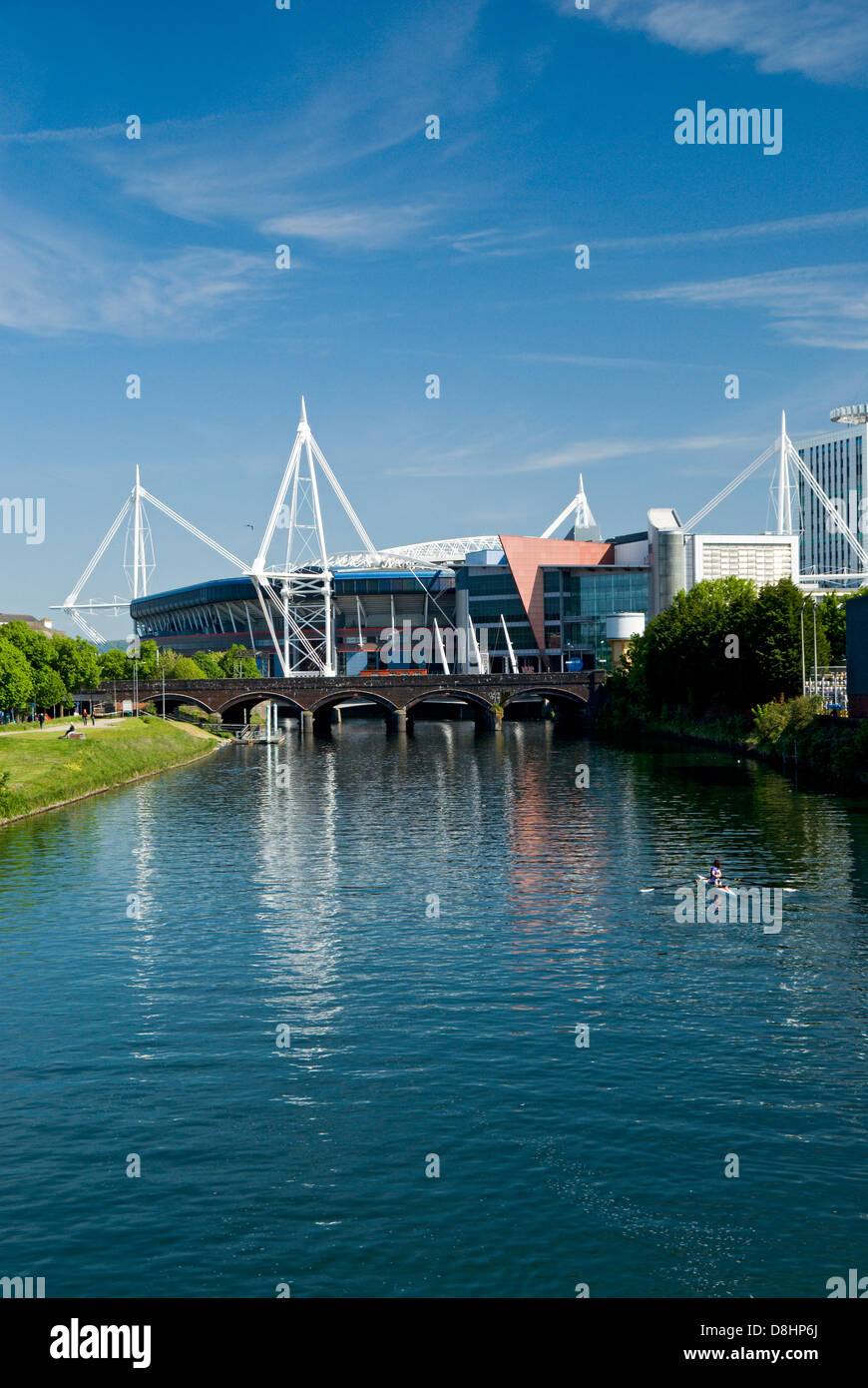 Millennium Stadium e barca a remi sul fiume Taff glamorgan Cardiff Galles del Sud Foto Stock
