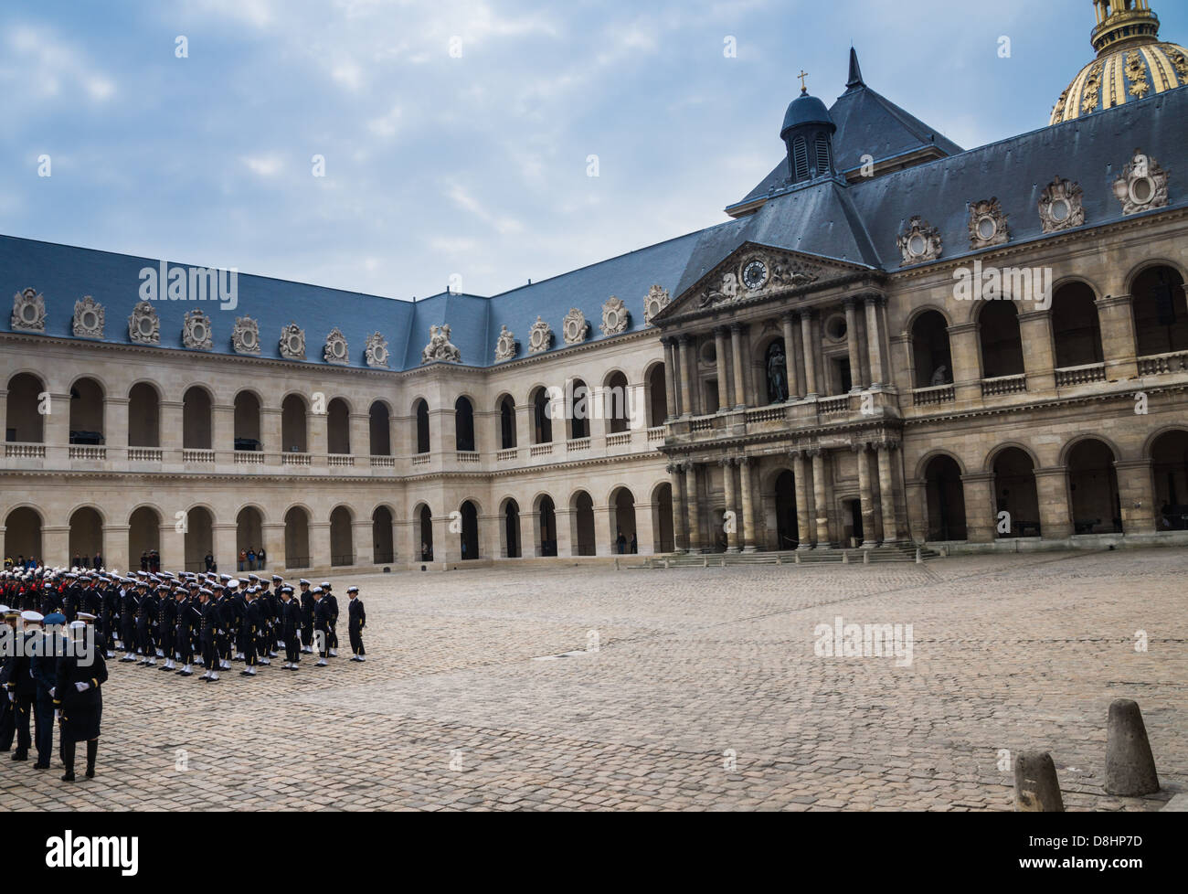 Les Invalides, Parigi, Francia. Soldati e marinai eseguire esercitazioni militari. Una statua di Napoleone e la cupola dorata nella parte posteriore Foto Stock