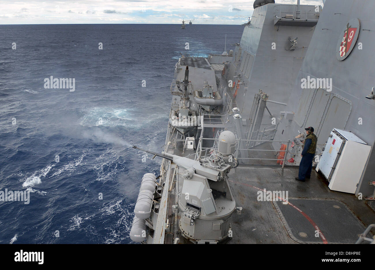 USS Momsen conduce un'esercitazione a fuoco. Foto Stock