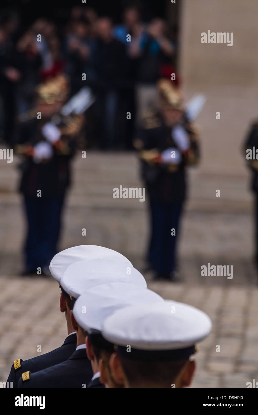 Les Invalides, Parigi, Francia. Soldati e marinai a parade durante un ricevimento ufficiale per il Presidente della Repubblica di Polonia, maggio 2013 Foto Stock