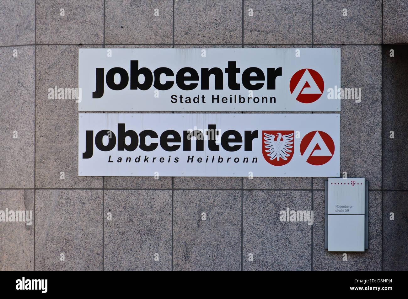 Jobcentre, tedesco agenzia di collocamento, e Deutsche Telecom segni e logo - Heilbronn Germania Foto Stock