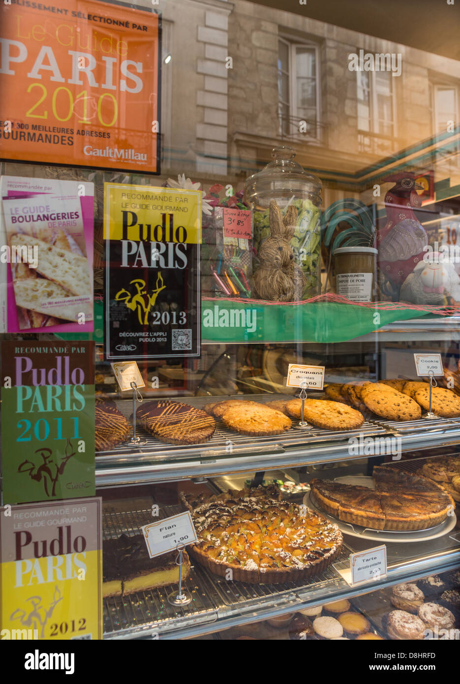 Parigi, Francia. La vetrina del negozio di un panificio, con le indicazioni delle guide turistiche lodando. Foto Stock