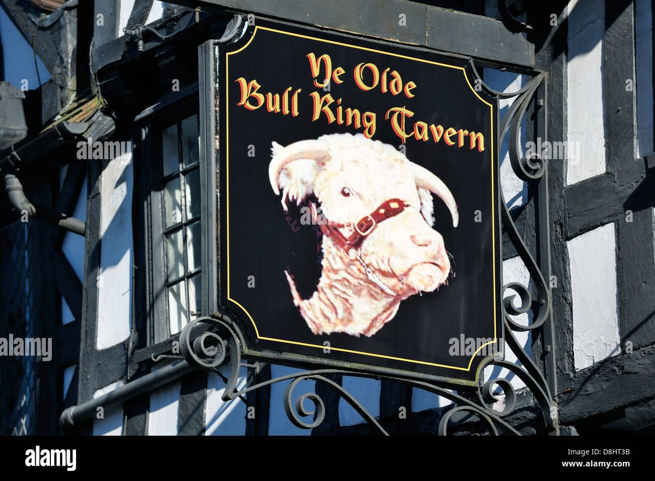 Inn pub insegna esterna antica Ye Olde Bull Ring taverna dove King Street si unisce il Bull Ring. Ludlow, Shropshire, Inghilterra. Foto Stock