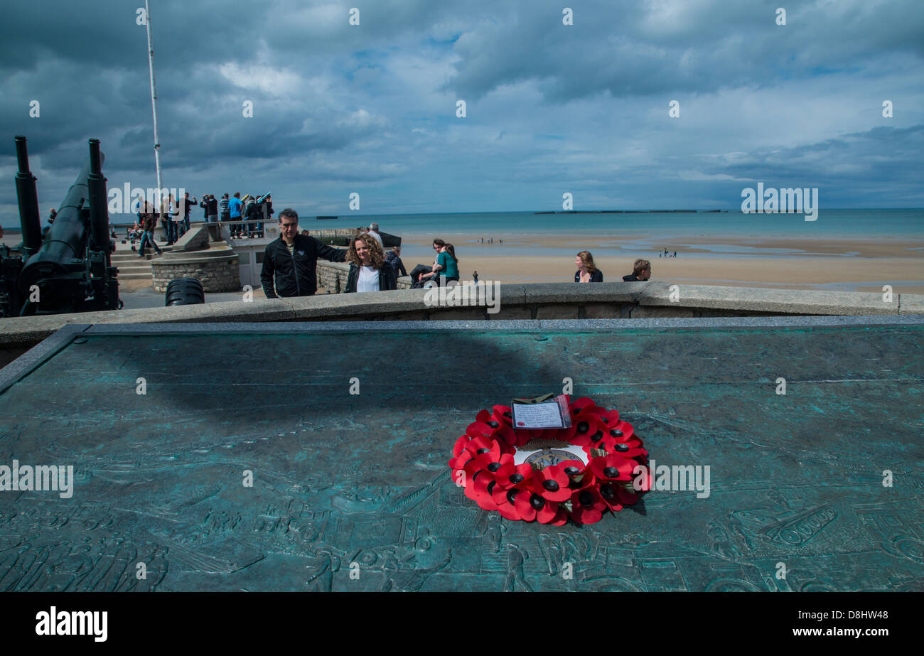 Arromanches,Normandia, Francia. Fiori di carta su un memoriale di 'mulberry' porto artificiale che è stato utilizzato per l'invasione. Foto Stock